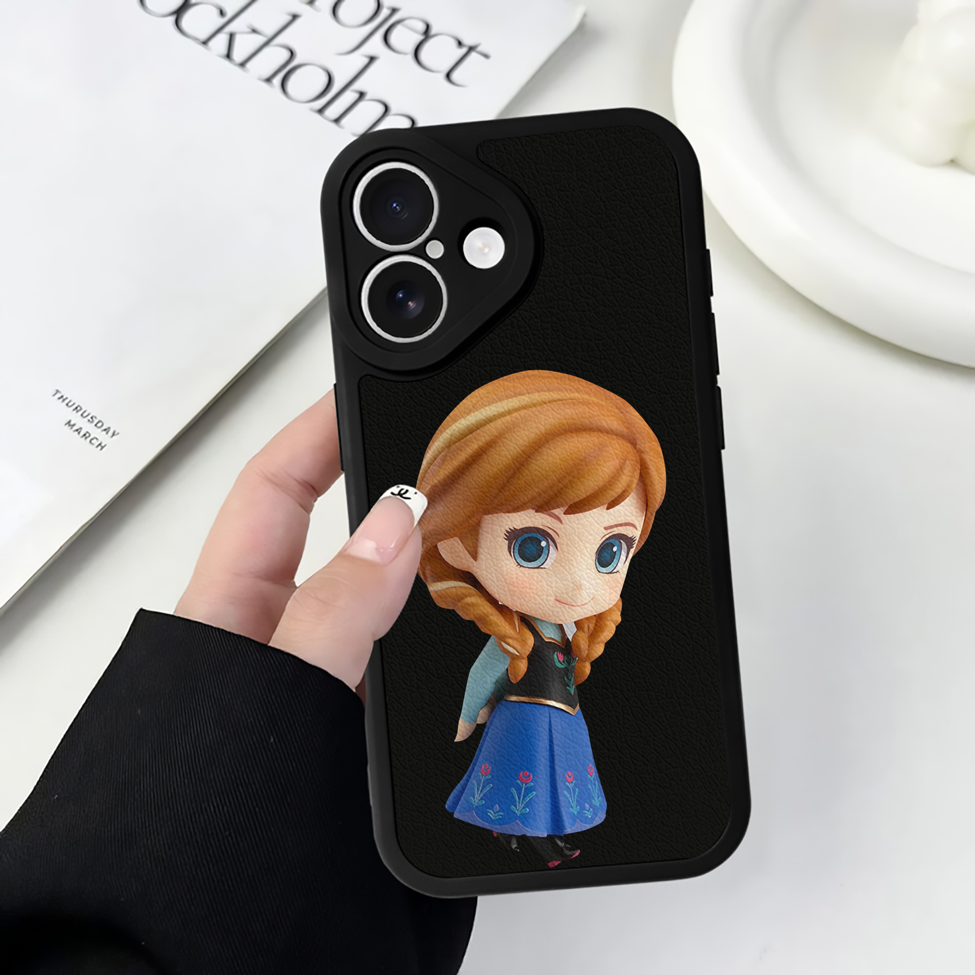 （画像用） アナと雪の女王 アンナ エルサ Frozen Anna Elsa 【iPhone 16シリーズ対応】シリコンスマホケース（レザー調） 材質：シリコン